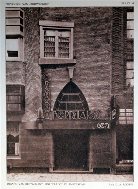 De ingang naar ontwerp van Roobol.
              <br/>
              Afgebeeld in Het Bouwbedrijf , 1926-12-10